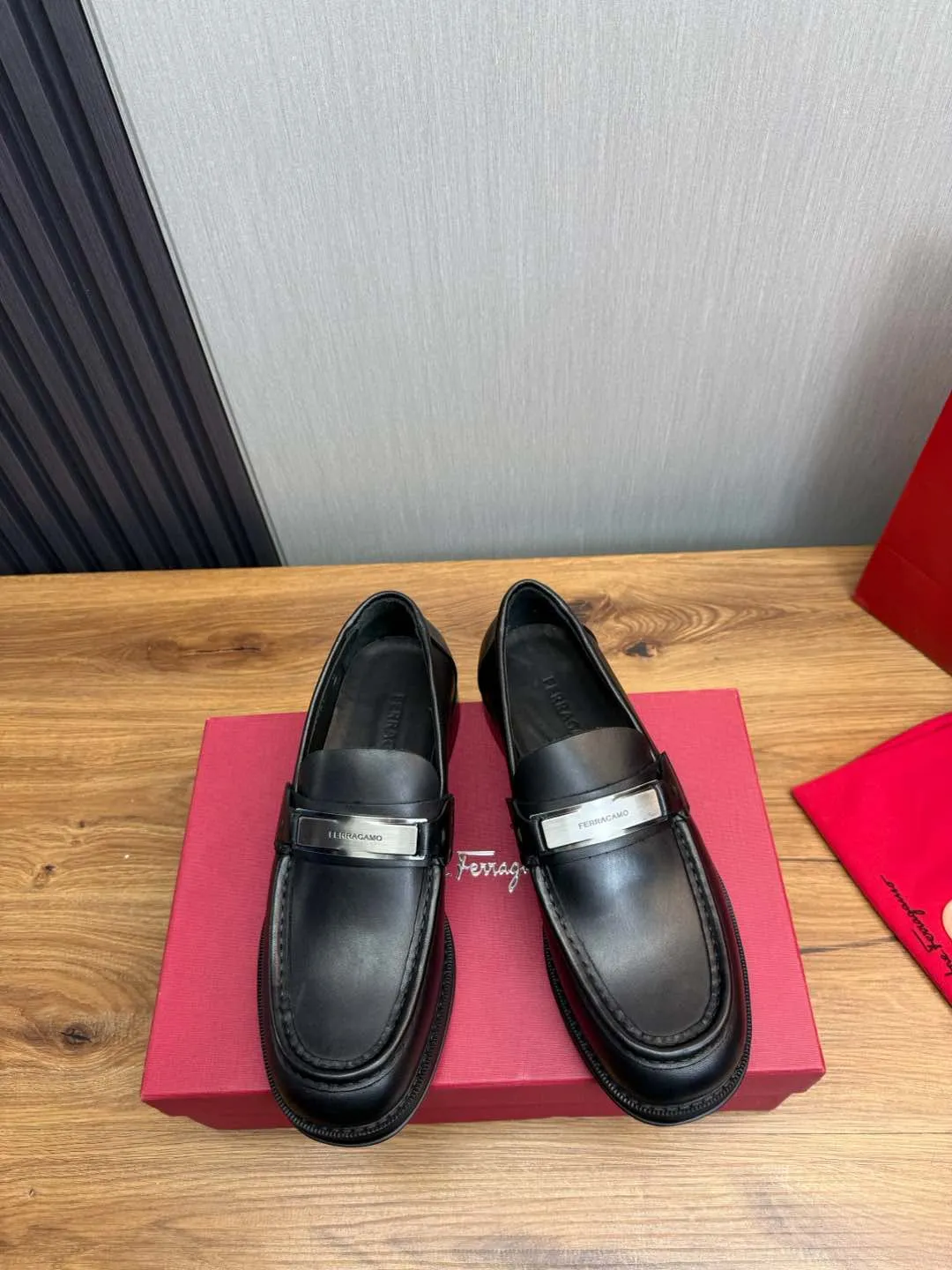 Men's shoes 💰880💰 Ferragamo. [Ferragamo] men's thick-soled loafers, the latest hot style, 1:1 original purchase quality, top quality, imported open-edge beaded cowhide leather on the upper, hand-made three-dimensional stitching highlights the round toe design, the inner foot pads are all imported cowhide, with original lightweight foam outsole, matching code 39-44, (38, 45 custom-made, non-refundable)